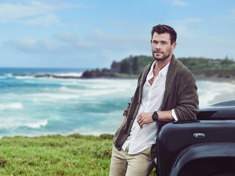 chris hemsworth beach photo